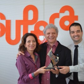 Os diretores Victor Rocha (à dir.) e Liliana Aragon (à esq.) celebram o prêmio ao lado do presidente fundador do SUPERA, Antonio Carlos Guarini.