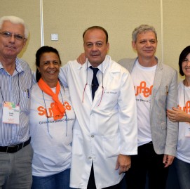 Dr. Ítalo Venturelli ao lado do presidente do SUPERA, Antônio Carlos Perpétuo (à dir.) e franqueados da rede SUPERA