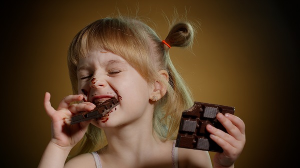 Criança consome chocolate 