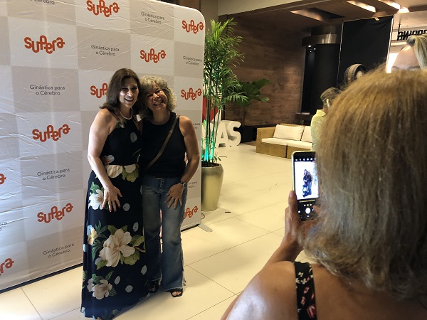Amor de mãe e o cérebro: SUPERA e Beth Goulart homenageiam mães no Américas Shopping (RJ) 