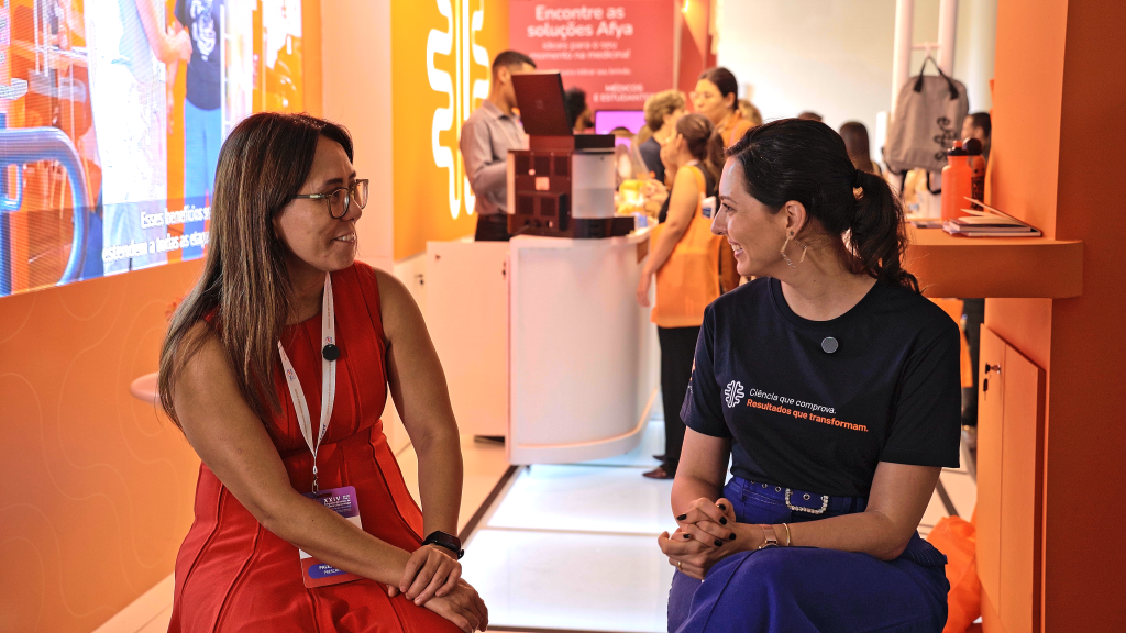 Bárbara Perpétuo e a dra. Cláudia Suemoto conversam no estande do Supera sobre fatores de risco para demências