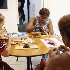 Três mulheres idosas fazendo atividades do Supera em grupo