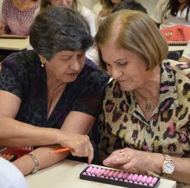Idosas interagindo na aula Supera