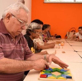 Idosos em uma sala de aula Supera
