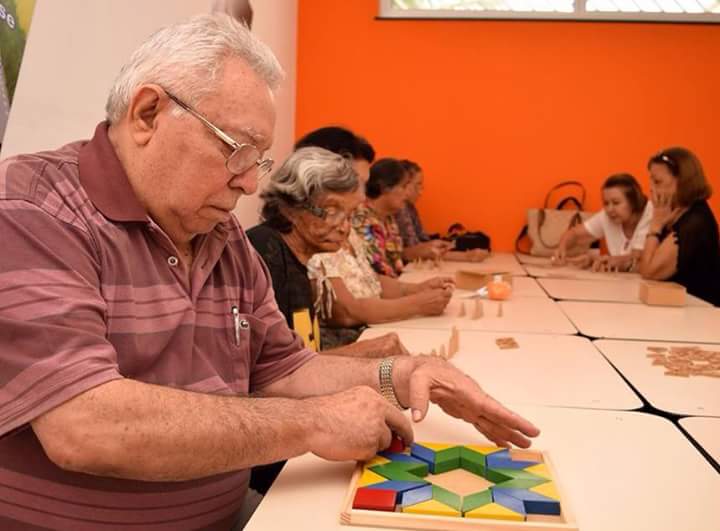 Idosos estimulando o cérebro em uma unidade do Supera