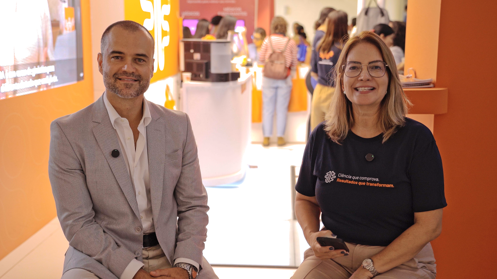 Dr. Leandro Minozzo e Patrícia Lessa, no estande do CBGG 2025