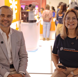 Dr. Leandro Minozzo e Patrícia Lessa, no estande do CBGG