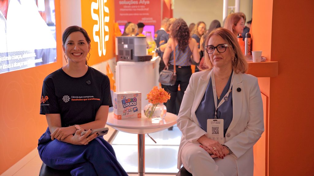 Dra , Celene Pinheiro conversa com a vice-presidente do Supera, Bárbara Perpétuo, no estande da empresa no CBGG