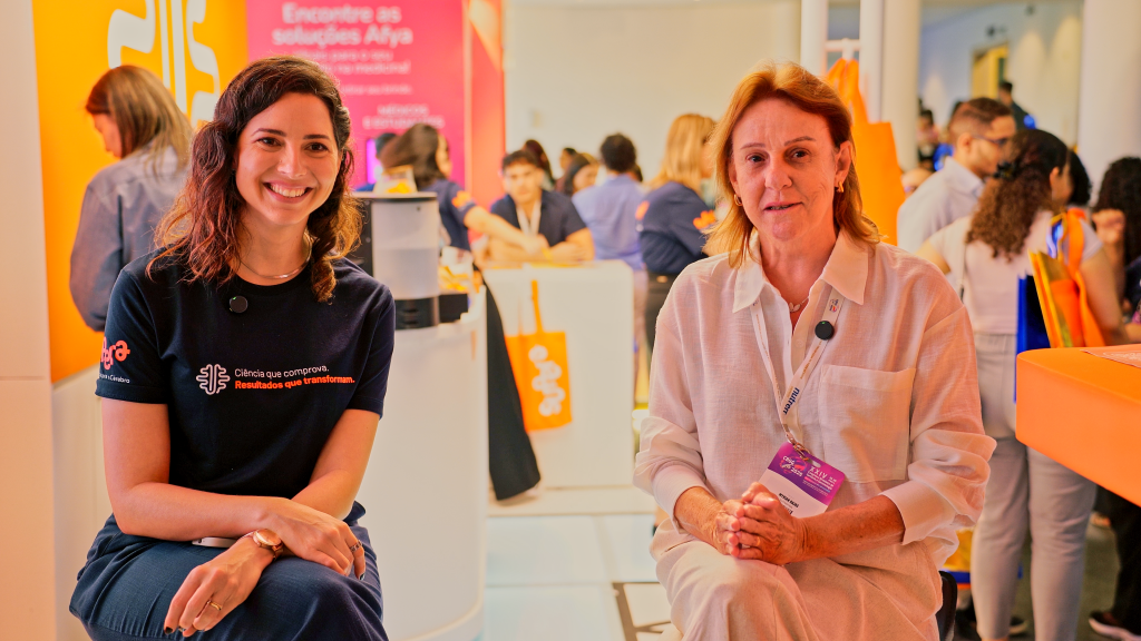 Bárbara Perpétuo entrevista Myrian Najas no estande do Supera no CBGG
