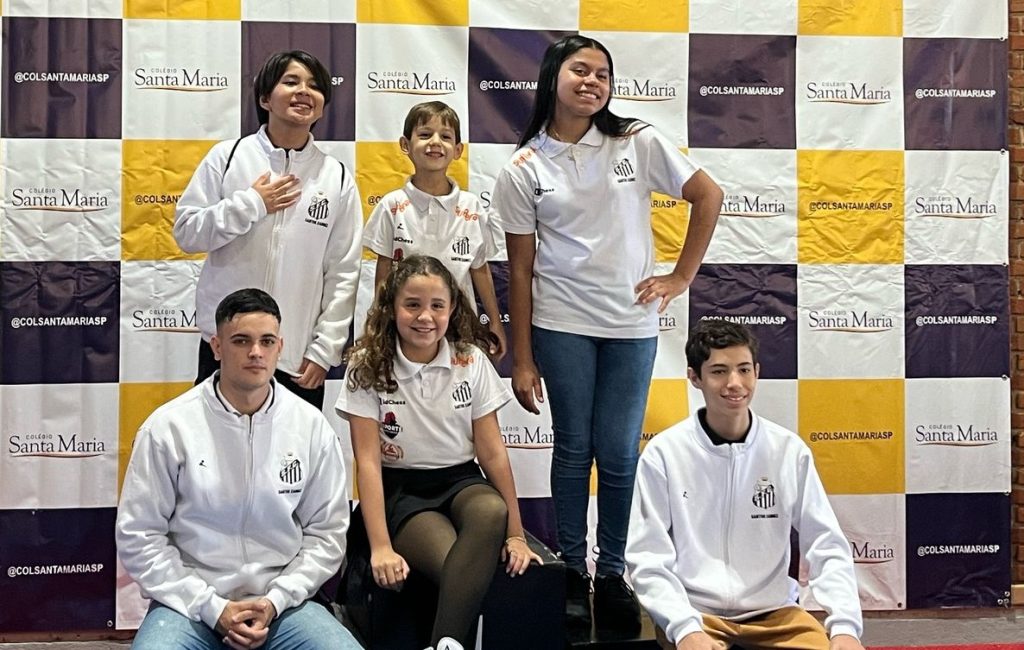 Parte da equipe do Santos Xadrez