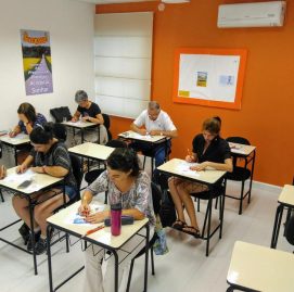 Alunos do Supera em sala de aula fazendo Sudoku