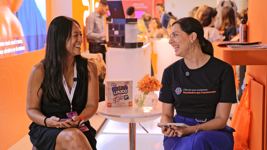 Lilian Liang e Bárbara Perpétuo conversam no estande do CBGG