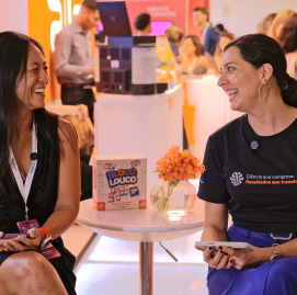Lilian Liang e Bárbara Perpétuo conversam no estande do CBGG