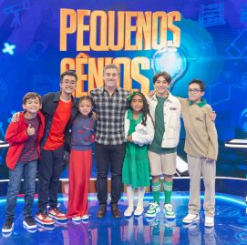Foto com os participantes do quadro Pequenos Gênios, no palco do programa com o apresentador Luciano Huck ao centro