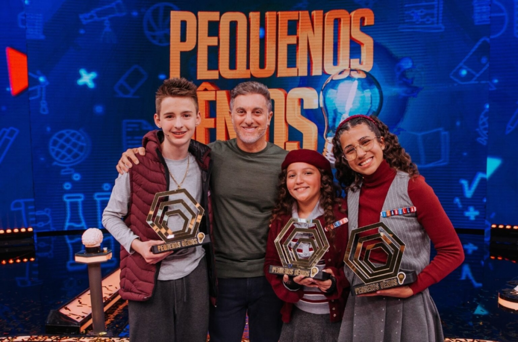 A equipe de Helena com o apresentador Luciano Huck recebendo o prêmio.