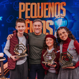A equipe de Helena recebe o prêmio do Pequenos Gênios, no Caldeirão com Huck