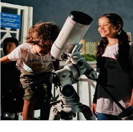 Nicolinha ensina crianças a observarem o espaço