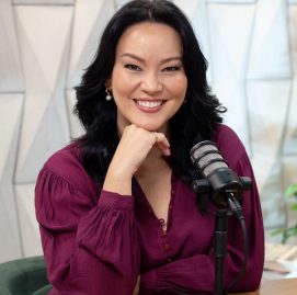 Geovanna Tominaga vestindo uma blusa roxa posando em frente ao microfone do podcast Conversas Maternas