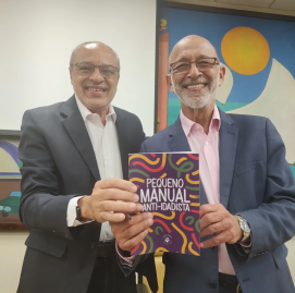 Luiz Moraes e Alexandre Kalache no lançamento do Pequeno Manual Anti-Idadista