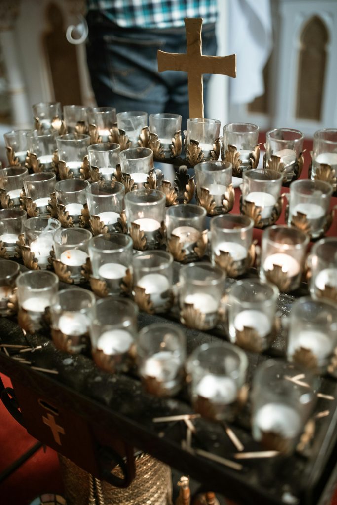 Copos com velas e um crucifixo,